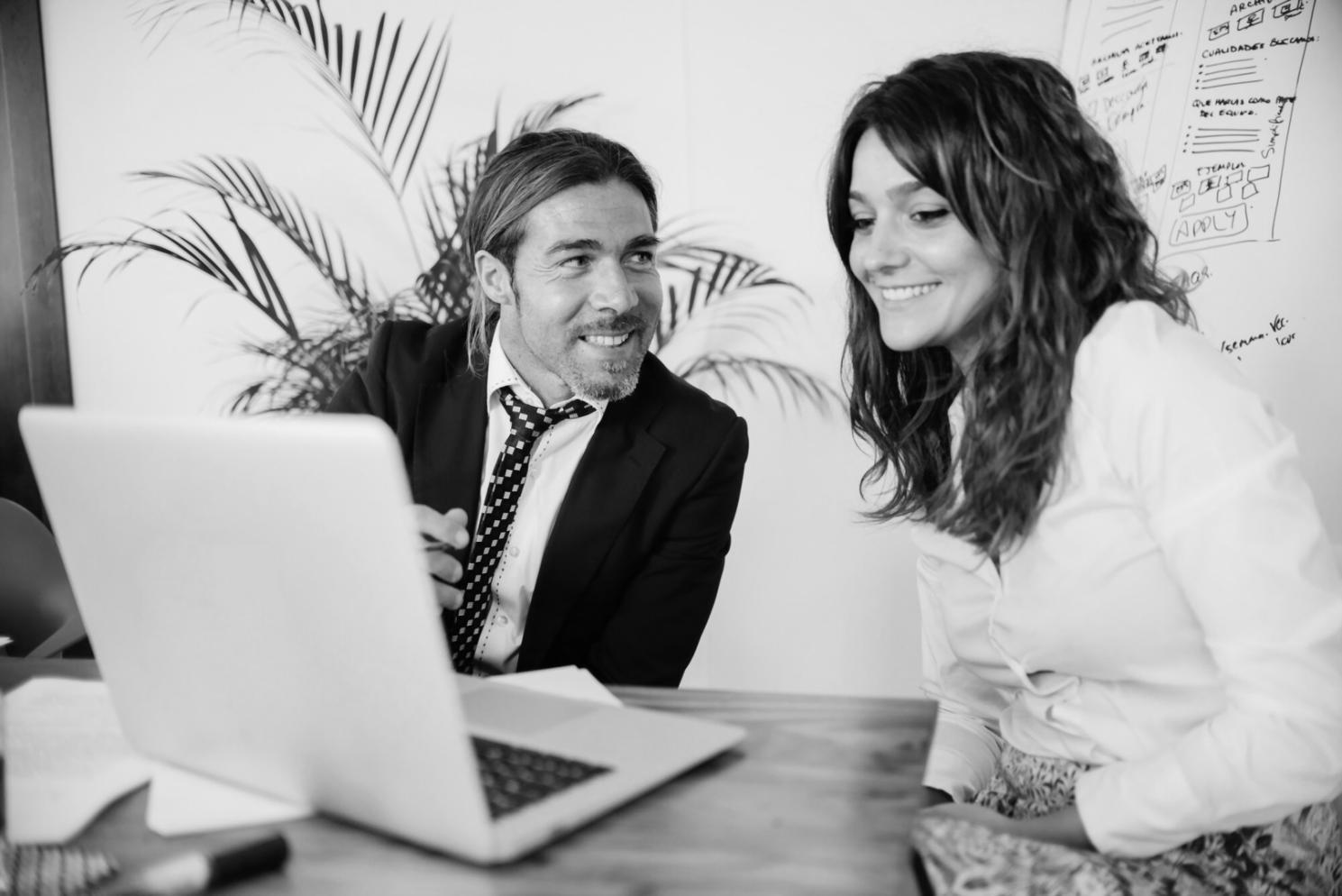 Planificación financiera profesional con herramientas digitales modernas