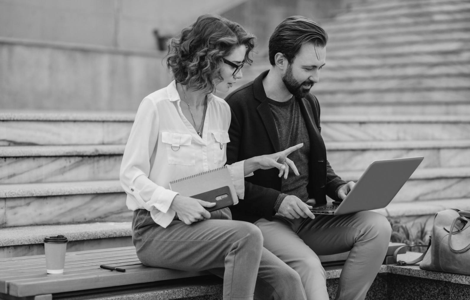 Sesión de consultoría financiera personalizada con documentos y calculadora