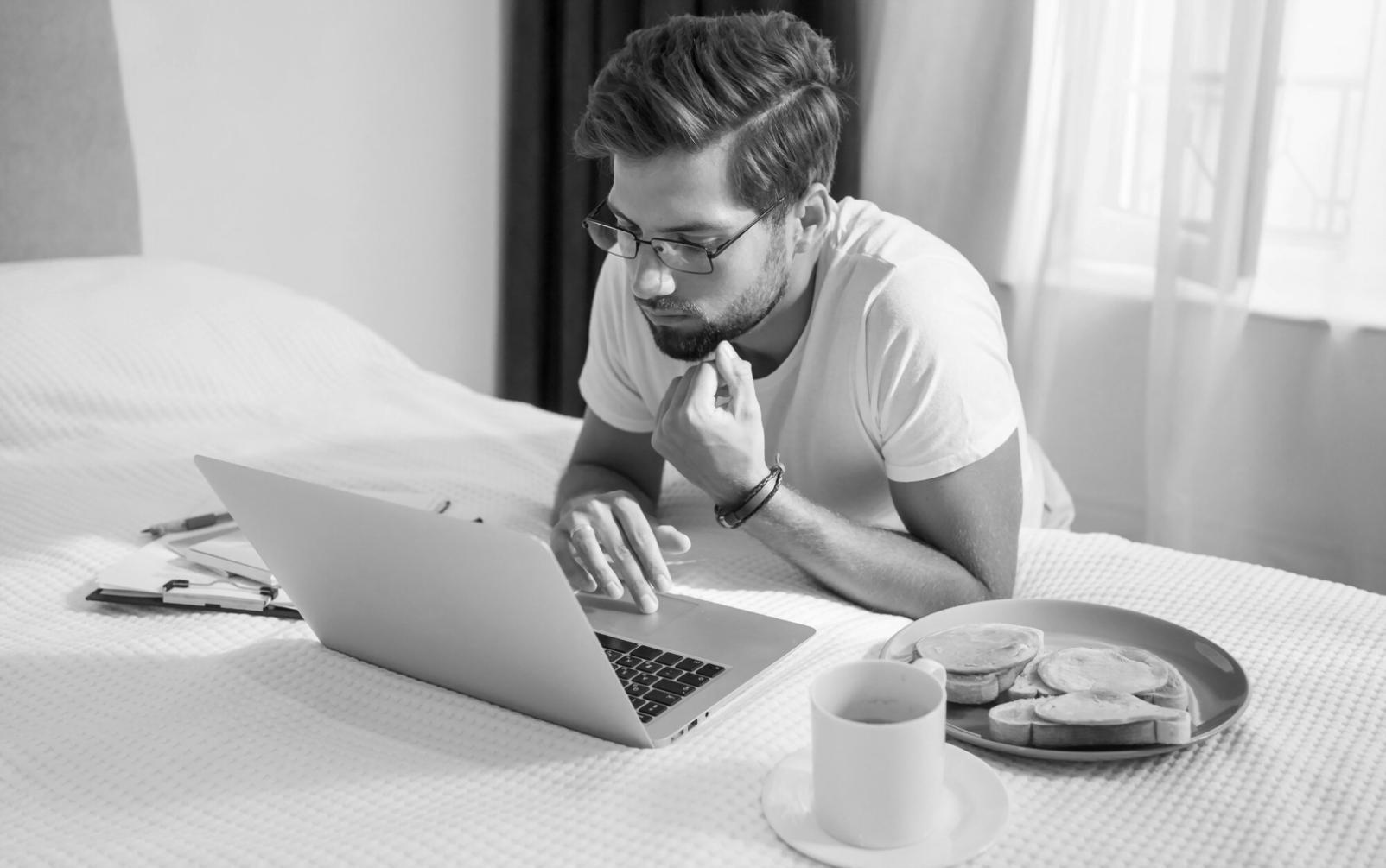 Sesión de consultoría personalizada con cliente revisando documentos financieros